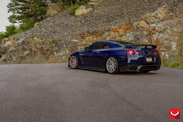 Фото дисков Vossen VFS-1 Серебро на Nissan GT-R
