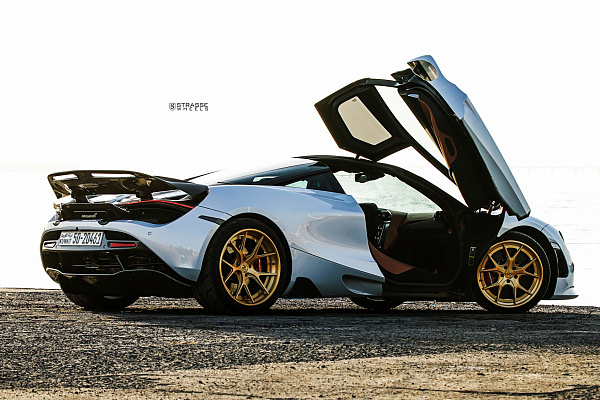 Фото дисков Strasse Wheels SM5R Deep Concave FS Сатиновое золото на McLaren 720S