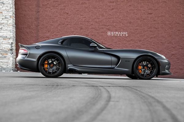 Фото дисков Strasse Wheels SM5 Deep Concave Черный глянец на Dodge Viper