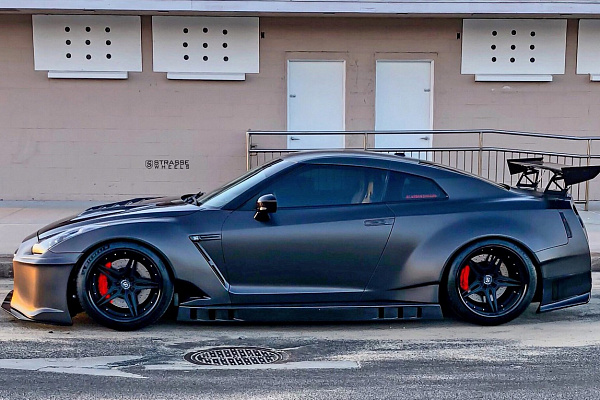 Фото дисков Strasse Wheels SV2 Deep Concave FS Черный сатин на Nissan GT-R