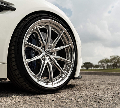 Фото дисков HRE S104SC на Aston Martin Vanquish 2