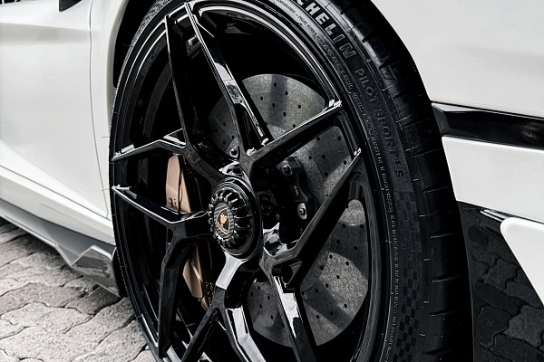 Фото дисков Brixton Forged PF5 Черный глянец на Lamborghini Aventador