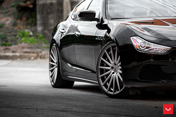 Фото дисков Vossen VFS-2 Глянцевый графит на Maserati Ghibli