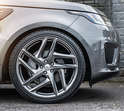 Фото дисков Kahn Type 52 RS на Range Rover Sport II