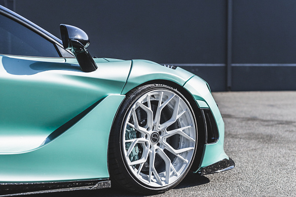 Фото дисков Brixton Forged PF10 Белый глянец на McLaren 720S