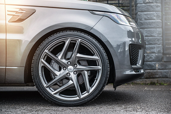 Фото дисков Kahn Type 52 RS Глянцевый тонированный лак на Land Rover Range Rover Sport II