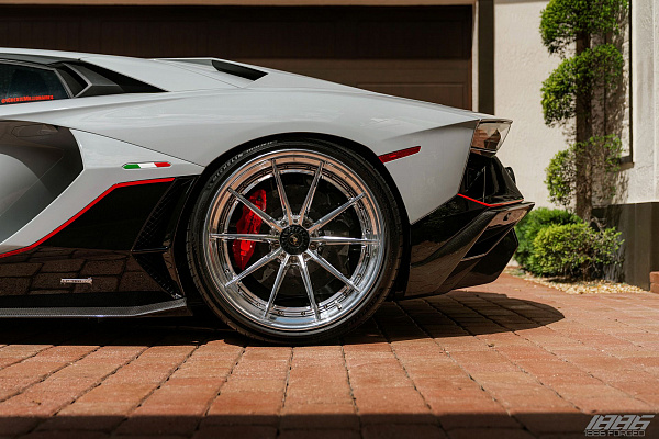 Фото дисков 1886 Wheels G010 Полированный лак на Lamborghini Aventador