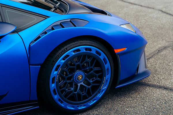 Фото дисков Brixton Forged FDE06 Aerotech Синий сатин на Lamborghini Huracan