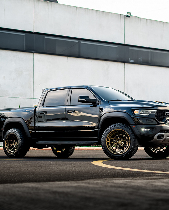 Фото дисков HFX-1 (6-Lug) Сатиновое темное золото на Ram 1500 V