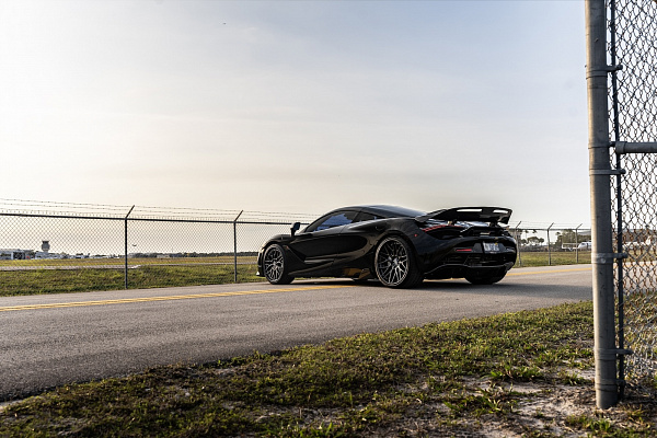 Фото дисков Strasse Wheels SV10M Deep Concave FS Другой цвет на McLaren 720S