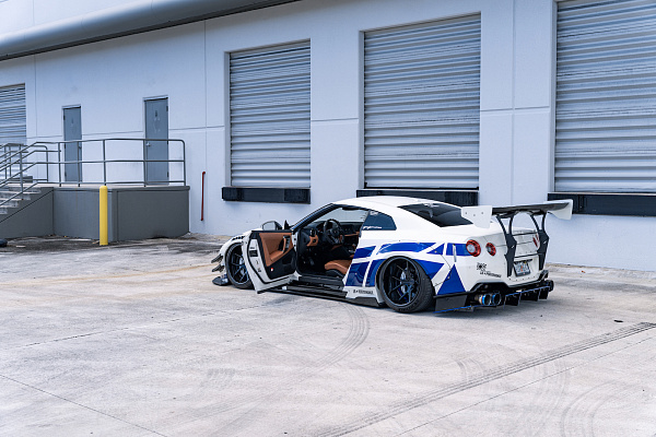 Фото дисков Strasse Wheels SM5R Deep Concave FS Черный глянец на Nissan GT-R