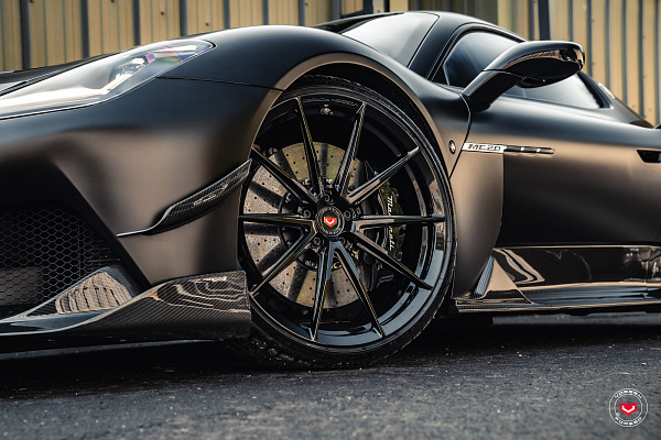 Фото дисков Vossen VPS-1 Черный глянец на Maserati MC20