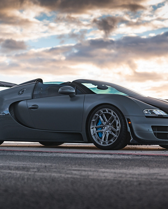 Фото дисков LC3-03T Глянцевый темный лак на Bugatti Veyron