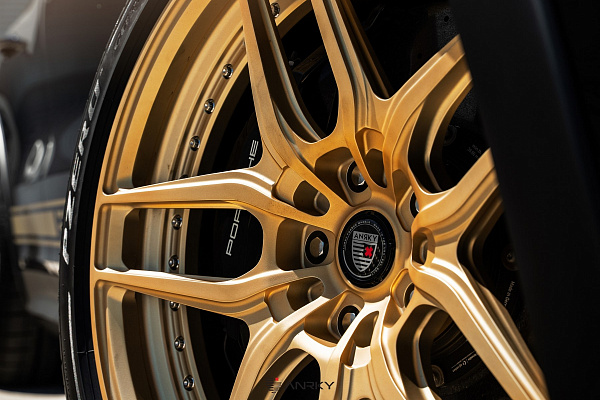 Фото дисков Anrky RS6.2 Сатиновое золото на Porsche Cayenne II