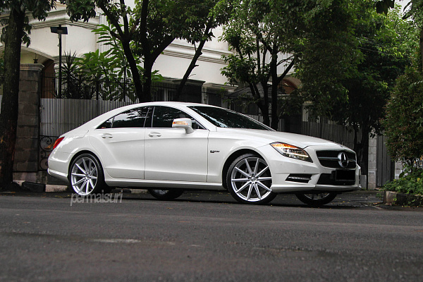 Фото дисков Vossen VFS-10 Серебро на Mercedes-Benz CLS (C218)