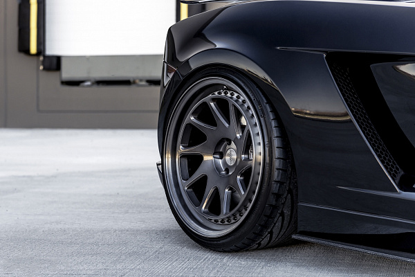 Фото дисков Rotiform OZT Глянцевый графит на Lamborghini Gallardo