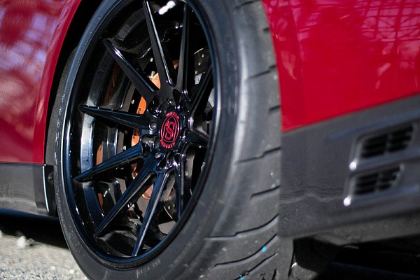 Фото дисков Strasse Wheels R10 Deep Concave FS Черный глянец на Nissan GT-R