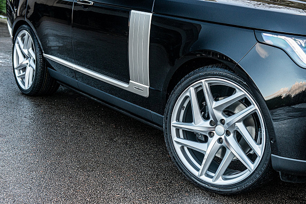 Фото дисков Kahn Type 52 RS Сатиновый лак на Range Rover IV