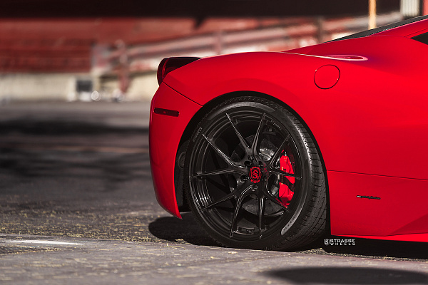 Фото дисков Strasse Wheels SM5R Deep Concave Monoblock Черный глянец на Ferrari 458