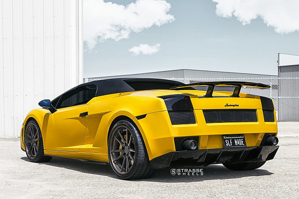 Фото дисков Strasse Wheels SV1 Deep Concave FS Черный глянец на Lamborghini Gallardo