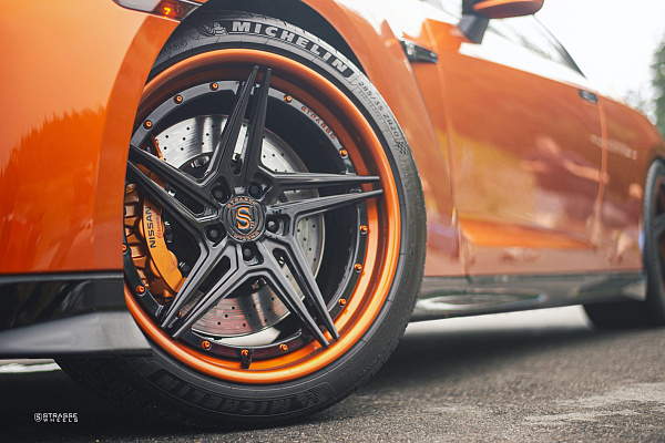 Фото дисков Strasse Wheels SV2T Deep Concave FS Черный глянец на Nissan GT-R