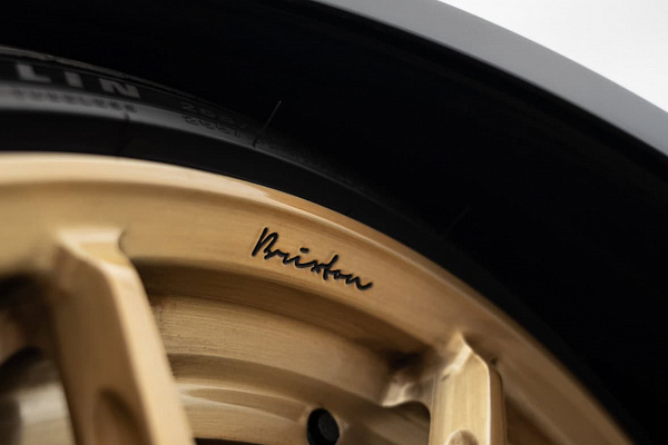 Фото дисков Brixton Forged R11-R Глянцевая шампань на Aston Martin Vantage 4
