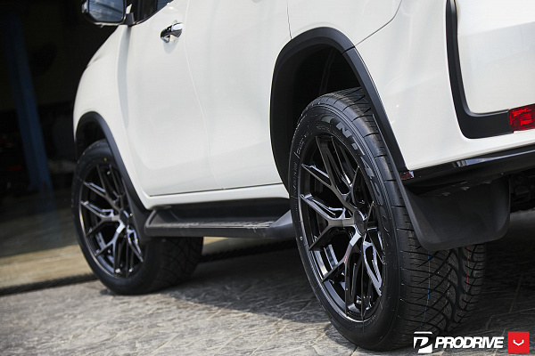 Фото дисков Vossen HF6-4 Глянцевый темный лак на Toyota Fortuner II
