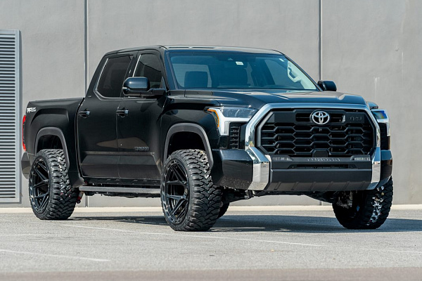 Фото дисков 4PLAY 4P55 Черный глянец на Toyota Tundra III