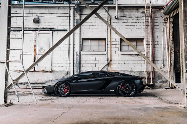 Фото дисков Brixton Forged TR05 Черный глянец на Lamborghini Aventador