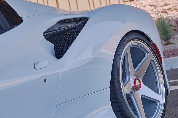 Фото дисков Giovanna Cinque Глянцевый лак на Ferrari F8