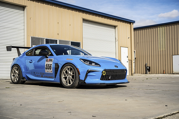 Фото дисков Rotiform LTN-J Сатиновая шампань на Toyota GT86