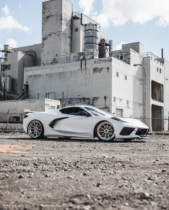 Фото дисков R11-R Глянцевый лак на Chevrolet Corvette C8