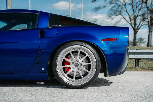 Фото дисков Strasse Wheels R10 Track Глянцевый лак на Chevrolet Corvette C6