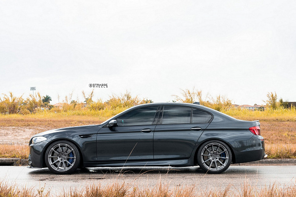 Фото дисков Strasse Wheels R10 Deep Concave Monoblock Сатиновый темный лак на BMW 5/M5 (F10)