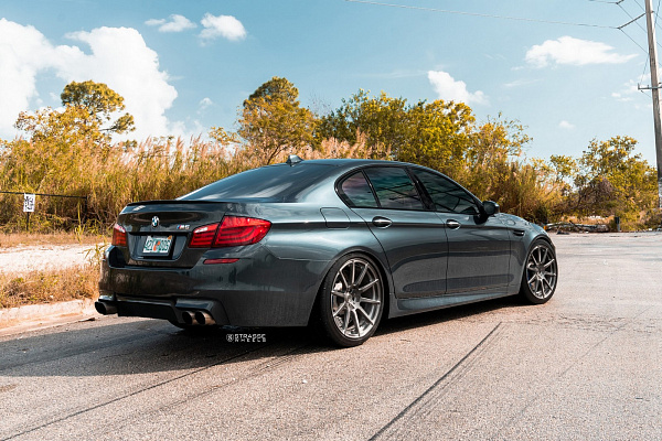 Фото дисков Strasse Wheels R10 Deep Concave Monoblock Сатиновый темный лак на BMW 5/M5 (F10)