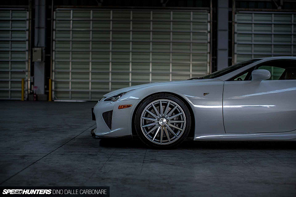 Фото дисков Vossen VFS-2 Серебро на Lexus LFA