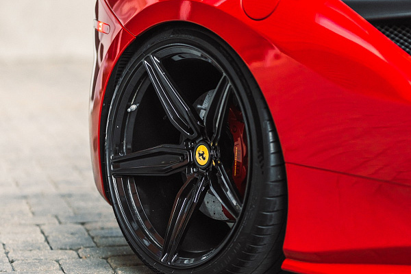 Фото дисков Brixton Forged PF4 Черный глянец на Ferrari 488