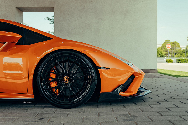 Фото дисков Strasse Wheels SV10M Deep Concave FS Черный глянец на Lamborghini Huracan