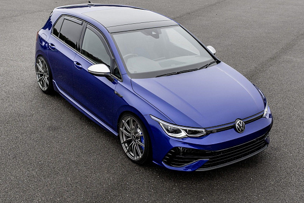 Фото дисков Bola FLC Глянцевый графит на Volkswagen Golf VIII