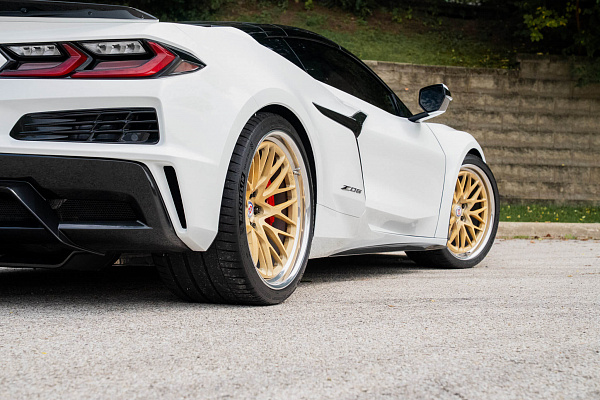 Фото дисков HRE 520 Сатиновое золото на Chevrolet Corvette C8
