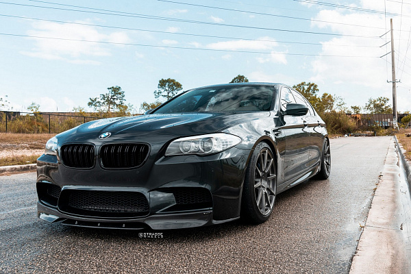 Фото дисков Strasse Wheels R10 Deep Concave Monoblock Сатиновый темный лак на BMW 5/M5 (F10)