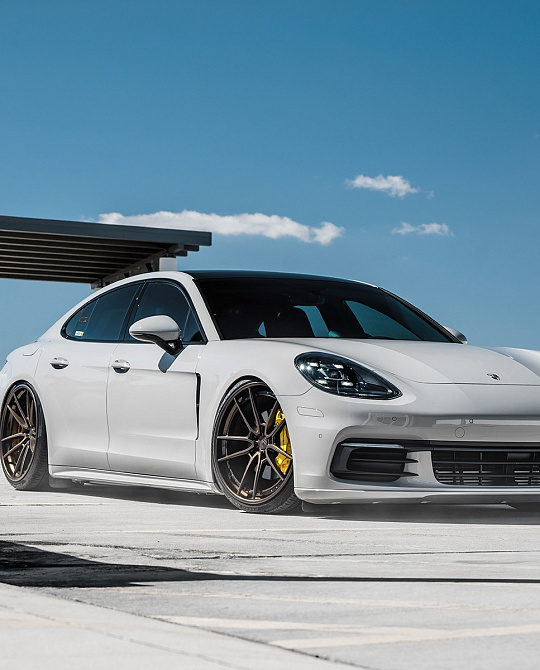 Фото дисков AN34 Сатиновая темная бронза на Porsche Panamera III