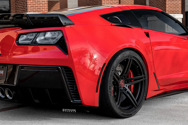 Фото дисков Strasse Wheels SP5R Deep Concave Monoblock Черный сатин на Chevrolet Corvette C7