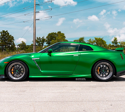 Фото дисков Strasse Wheels R10 Competition на Nissan GT-R