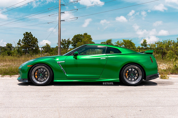Фото дисков Strasse Wheels R10 Competition Черный глянец на Nissan GT-R