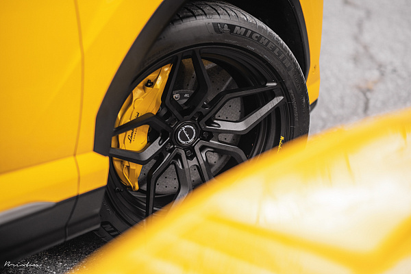 Фото дисков Brixton Forged PF9 Черный сатин на Lamborghini Urus