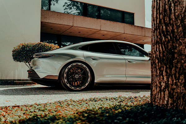 Фото дисков Brixton Forged PF7 Aerotech Черный сатин на Porsche Taycan I