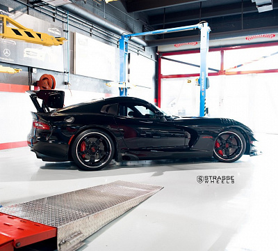 Фото дисков Strasse Wheels S5 Signature на Dodge Viper