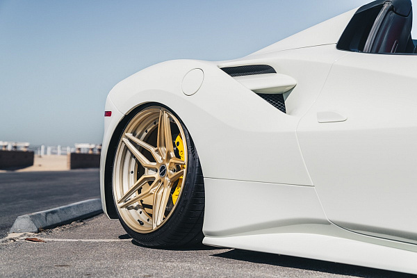 Фото дисков MV Forged VL22 Сатиновая шампань на Ferrari 488