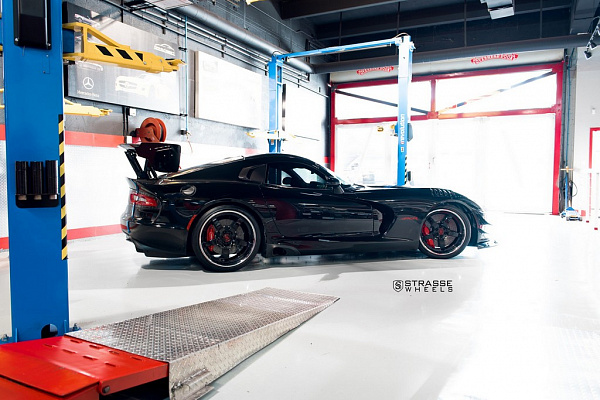 Фото дисков Strasse Wheels S5 Signature Черный глянец на Dodge Viper